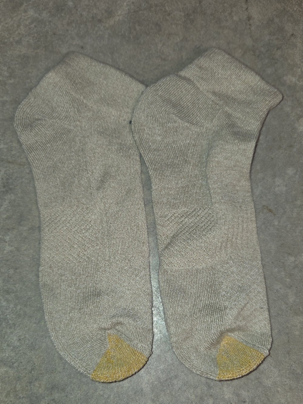 New Gold Toe Men's Low-Cut Athletic Socks in Light Gray with Gold Toe